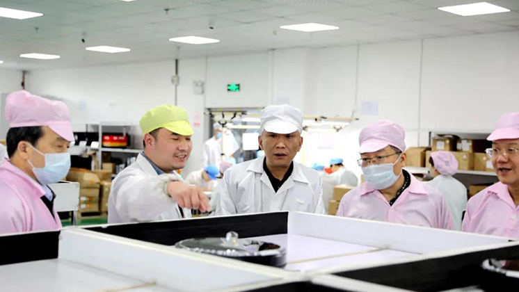省人大常委會委員、省人大財政經(jīng)濟委員會主任委員張亦賢一行調研炬神電子